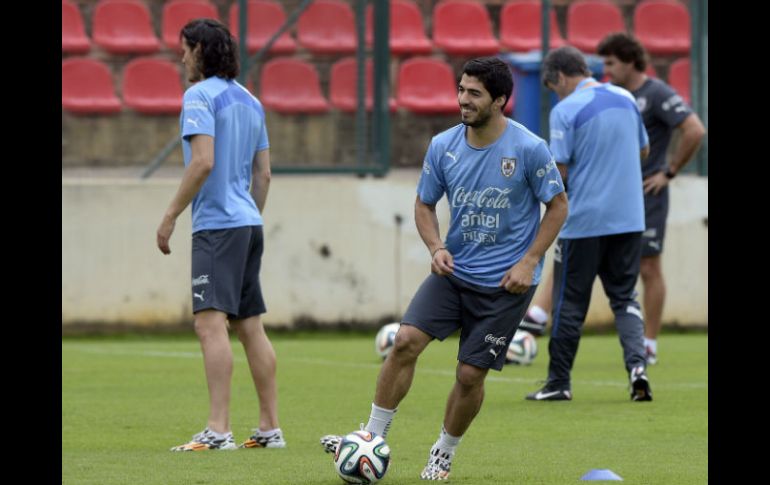 Los Celestes no podrán contar con Suárez, su máximo goleador histórico, ya que no está del todo recuperado. AFP /