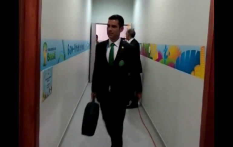 El capitán del equipo, Rafael Márquez, al llegar al inmueble. Twitter: @miseleccionmx. ESPECIAL /