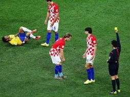 El árbitro Yuichi Nishimura señaló penal tras un leve agarrón del zaguero croata Dejan Lovren sobre Fred. EFE /