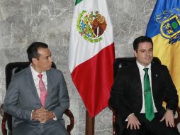 El gobernador de Jalisco, Aristóteles Sandoval (d) nombra nuevo secretario General de Gobierno a Roberto López Lara (i).  /