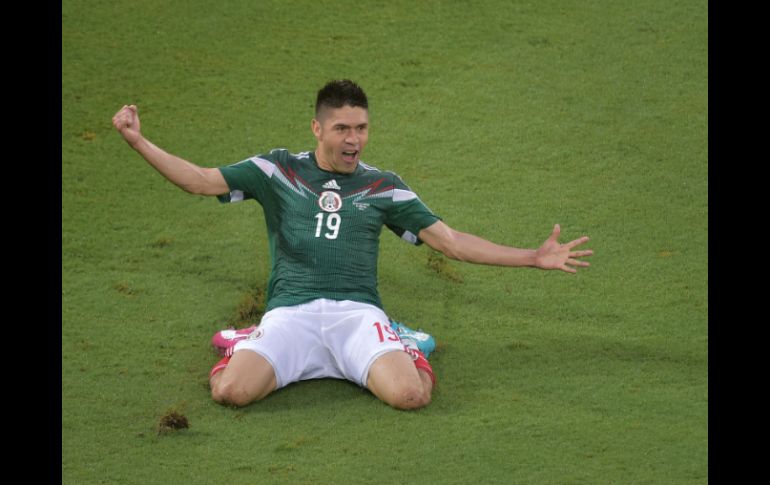 Oribe Peralta fue el el héroe del momento al meter el primer y único gol del partido a favor de la Selección. AFP /