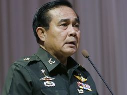 El general Prayuth Chan-ocha destaca el decomiso de armas relacionadas con la agitación política. EFE /