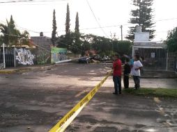 La fuerte lluvia que se registró ayer en Zapopan dejó como salgo árboles, bardas y postes de electricidad caídos. No hay lesioandos.  /