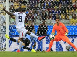 Joel Campbell lanza el disparo para el primer gol de los Ticos. AP /