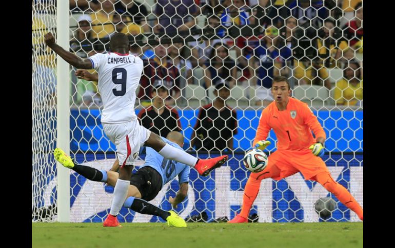 Joel Campbell lanza el disparo para el primer gol de los Ticos. AP /