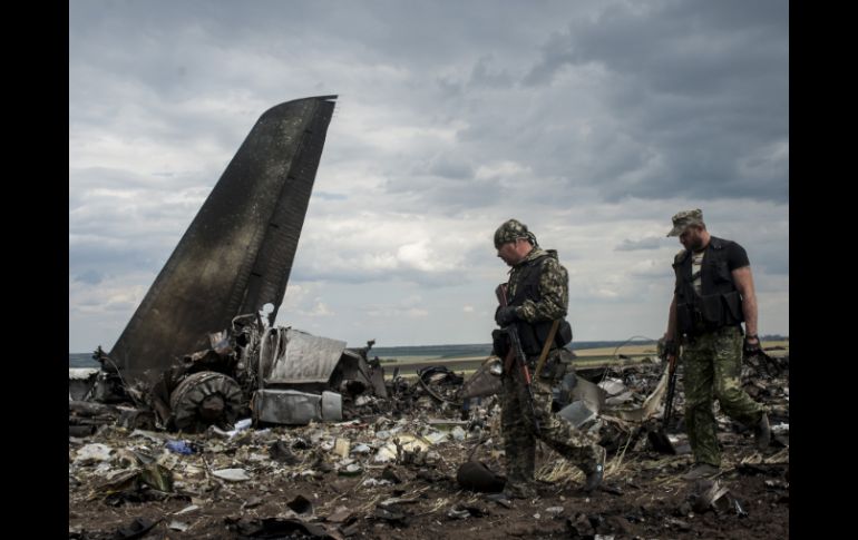 El avión militar que fue derribado por separatistas prorruos, dejó 49 soldados muertos. AP /