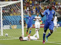 Mario Balotelli festeja el gol del triunfo de Italia ante la escuadra inglesa. AP /