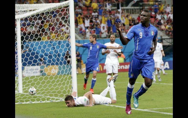 Mario Balotelli festeja el gol del triunfo de Italia ante la escuadra inglesa. AP /