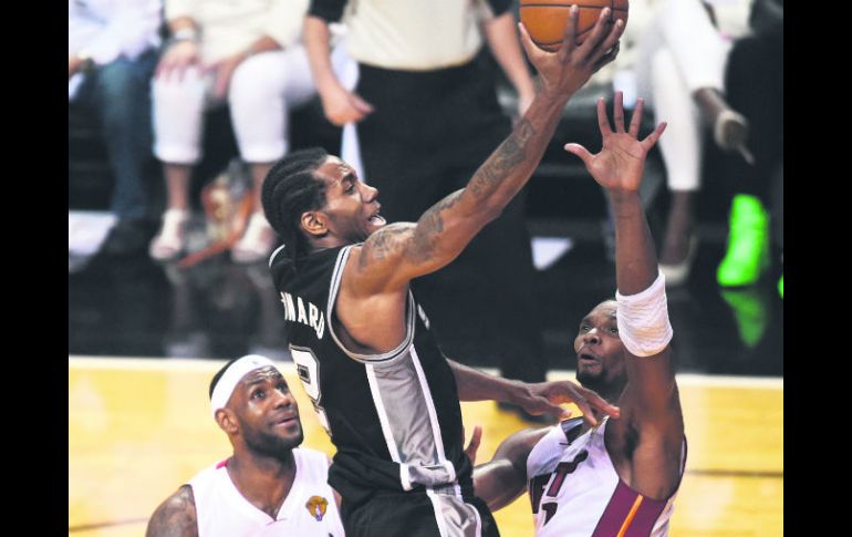 San Antonio está a un juego de frustrarle el tricampeonato al Heat; ningún equipo en la historia ha podido remontar un 3-1 en contra. AFP /