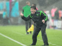 Miguel Herrera da indicaciones a los jugadores mexicanos durante el segundo tiempo del partido inaugural en Brasil 2014. MEXSPORT /