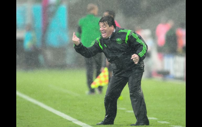 Miguel Herrera da indicaciones a los jugadores mexicanos durante el segundo tiempo del partido inaugural en Brasil 2014. MEXSPORT /