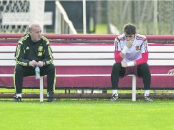 Del Bosque pasó un largo rato hablando con Iker Casillas, quien tuvo un partido de pesadilla. AFP /