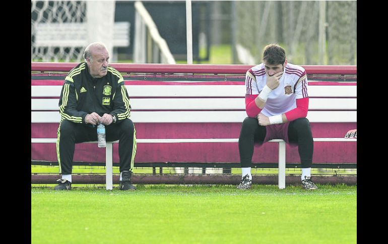 Del Bosque pasó un largo rato hablando con Iker Casillas, quien tuvo un partido de pesadilla. AFP /