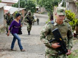 Soldados caminan por las calles de Cali, Colombia, como parte del operativo de seguridad durante la jornada electoral. AFP /