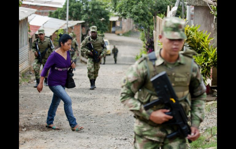 Soldados caminan por las calles de Cali, Colombia, como parte del operativo de seguridad durante la jornada electoral. AFP /