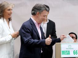 El presidente Juan Manuel Santos deposita su voto durante la segunda jornada electoral de Colombia. EFE /