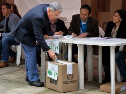 Después de sufragar dijo que su candidato representa ''valores democráticos sin dobleces''. AFP /