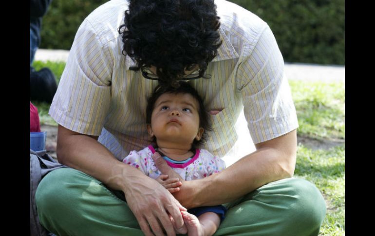 Este tipo de personas son padres que trabajan, se hacen cargo de sus hijos, y hacen las labores del hogar. NTX /