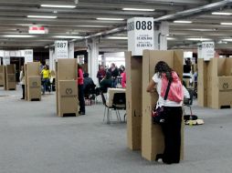 Las personas votan durante la segunda vuelta de las elecciones presidenciales de Colombia. EFE /