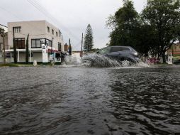 La falta de colectores y redes de disposición de agua de lluvia facilitan los encharcamientos en la ZMG. ARCHIVO /