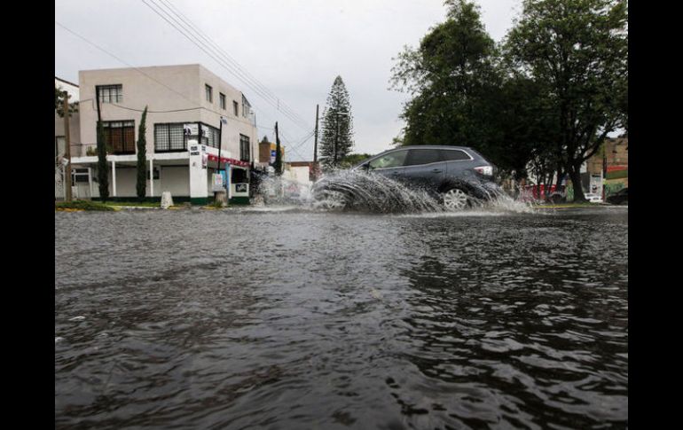 La falta de colectores y redes de disposición de agua de lluvia facilitan los encharcamientos en la ZMG. ARCHIVO /