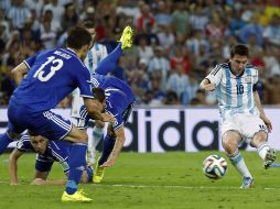 Messi dispara a puerta para marcar el segundo gol de Argentina ante la colapsada defensa de Bosnia y Herzegovina. AP /