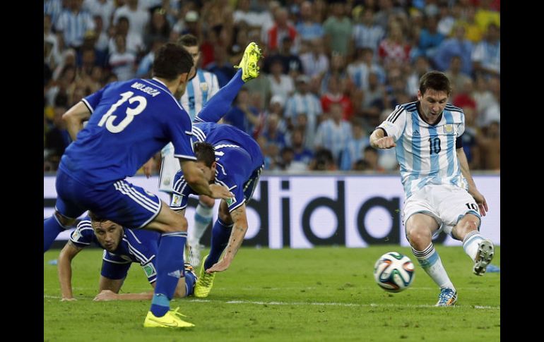 Messi dispara a puerta para marcar el segundo gol de Argentina ante la colapsada defensa de Bosnia y Herzegovina. AP /