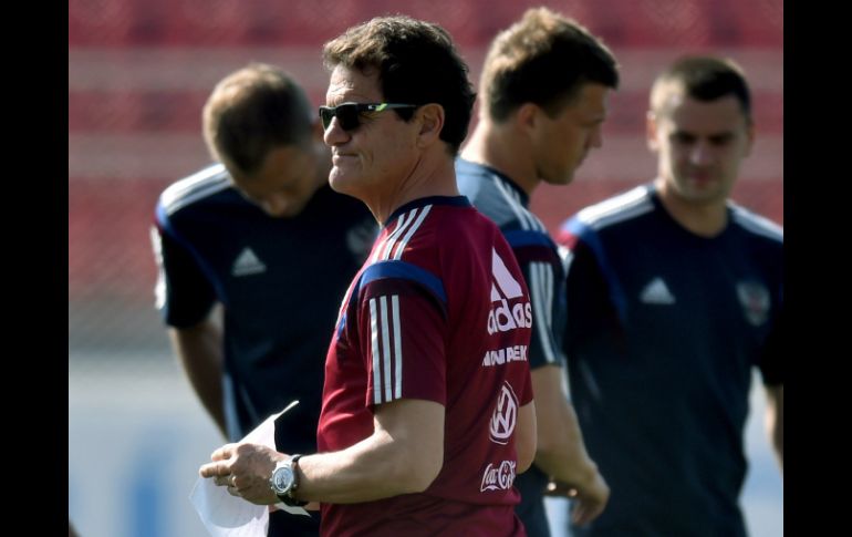 Fabio Capello, entrenador de la selección rusa, busca que sus jóvenes respondan. AFP /