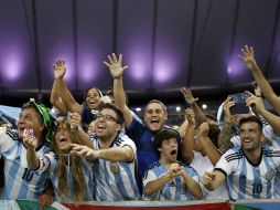 Los aficionados argentinos pusieron ambiente y color en la tribuna brasileña. AP /