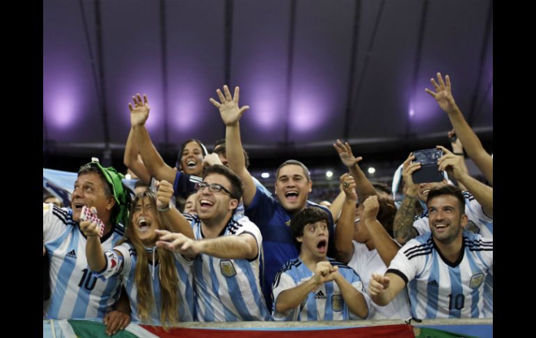 Los aficionados argentinos pusieron ambiente y color en la tribuna brasileña. AP /