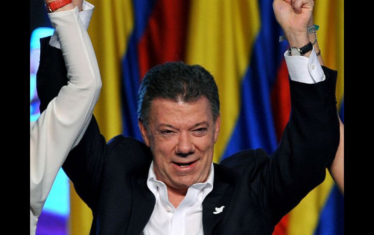 'Felicito al Presidente Juan Manuel Santos de Colombia por su triunfo en las elecciones de este domingo', escribe el Mandatario. ARCHIVO /