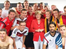 Angela Merkel junto los jugadores de la Selección alemana. EFE /