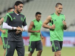 Jesús Corona y Javier Hernández durante su entrenamiento en el estadio Das Dunas. EFE /