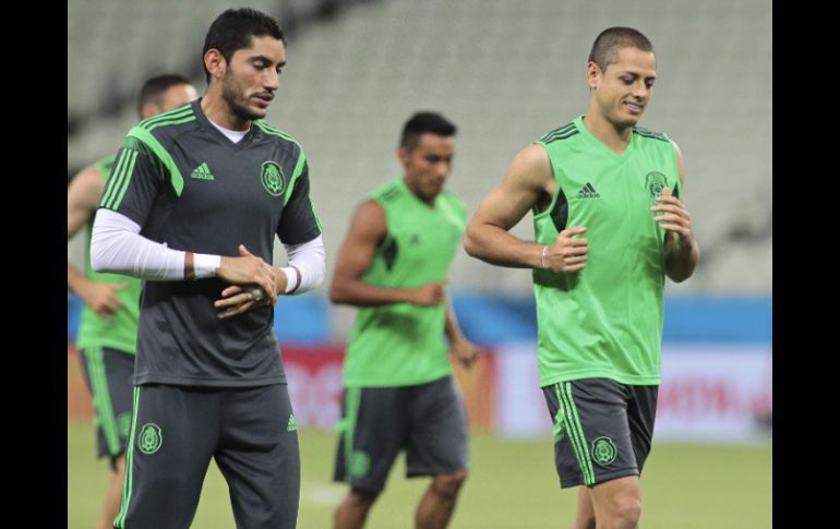 Jesús Corona y Javier Hernández durante su entrenamiento en el estadio Das Dunas. EFE /