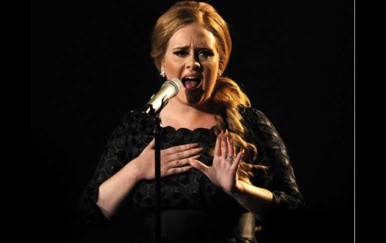 Adele tiene 19 videos en su canal de YouTube y uno de ellos registra 510 millones de visitas. ARCHIVO /