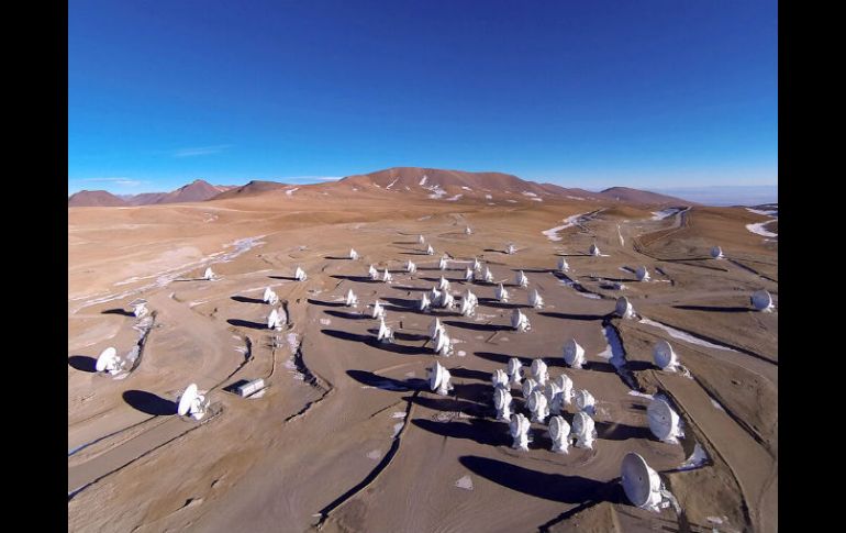 El mayor radiotelescopio del mundo comenzó a construirse en el año 2003 en el Llano de Chajnantor, Chile. EFE /