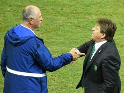 El técnico mexicano saluda a el entrenador brasileño, Luiz Felipe Scolari, al termino del partido. AFP /