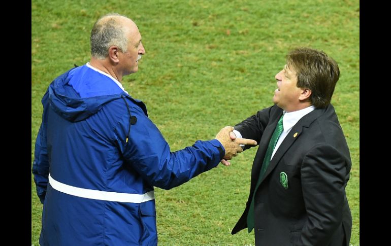 El técnico mexicano saluda a el entrenador brasileño, Luiz Felipe Scolari, al termino del partido. AFP /