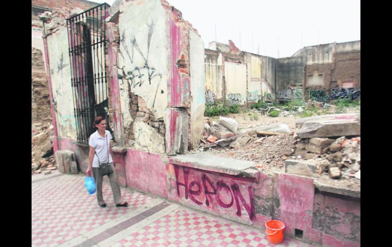 La casa en Madero 593 fue demolida, después clausurada y ahora es un foco de infección que no ha sido atendido.  /