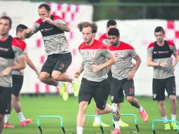 BRINCO. El defensa croata Gordon Schildenfeld en el entrenamiento previo al encuentro ante el Camerún.  /