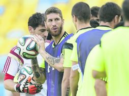 CONCENTRADOS. Sergio Ramos observa a sus compañeros. Los rostros en la Selección española reflejan tensión. AFP /