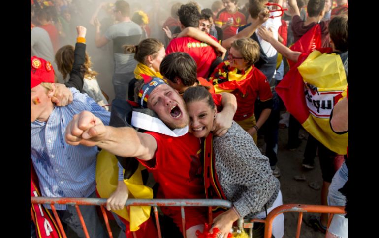 La celebración de la victoria de la selección belga se efectúa en el centro de Bruselas, lugar donde ocurre el accidente. EFE /