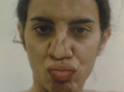 Retrato con el rostro deformado contra un cristal de la cubana Ana Mendieta, una de las obras que forma parte de la exposición. EFE /