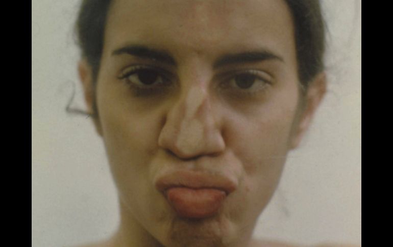 Retrato con el rostro deformado contra un cristal de la cubana Ana Mendieta, una de las obras que forma parte de la exposición. EFE /