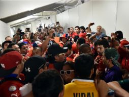 Un grupo de individuos sin entradas forzó de forma violenta el acceso al estadio Maracaná. AFP /