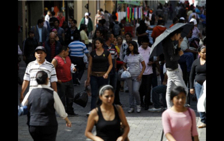 La desconfianza en grupos sociales fuera de la familia frena la participación de ciudadana en la toma de decisiones en su localidad. ARCHIVO /