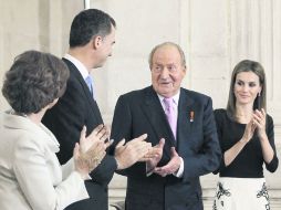 El rey Juan Carlos (tercero a la derecha) recibe un aplauso de su esposa Sofía, el rey Felipe y la reina Letizia. AP /