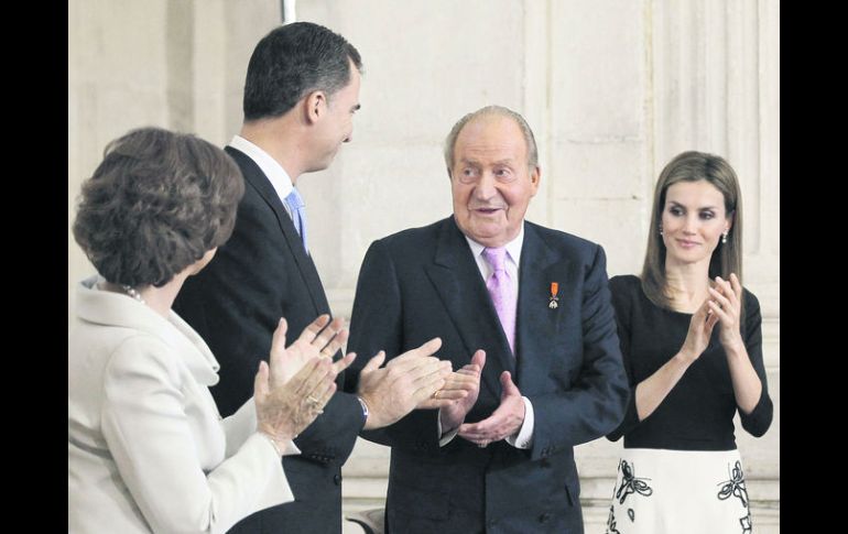 El rey Juan Carlos (tercero a la derecha) recibe un aplauso de su esposa Sofía, el rey Felipe y la reina Letizia. AP /