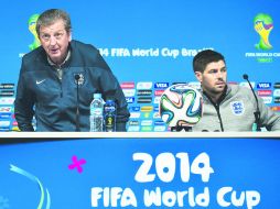 Confianza. Roy Hodgson y Steven Gerard, técnico y jugador, durante su encuentro con los medios en Brasil. AFP /