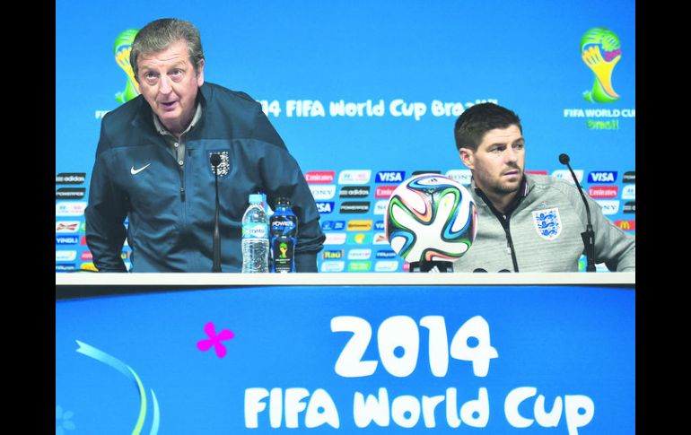 Confianza. Roy Hodgson y Steven Gerard, técnico y jugador, durante su encuentro con los medios en Brasil. AFP /